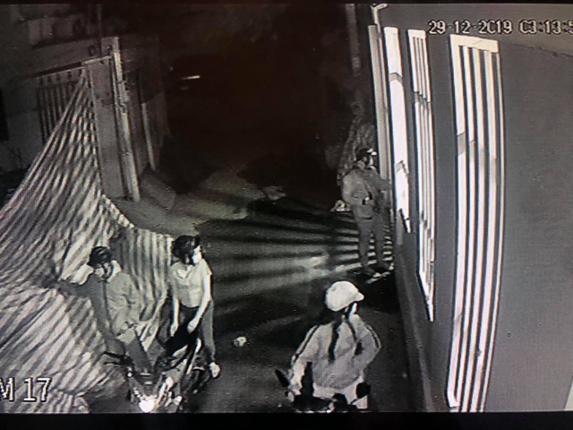 Camera an ninh ghi hình ảnh nhóm nam nữ táo tợn cắt khóa tiệm vàng, trộm mô tô BMW