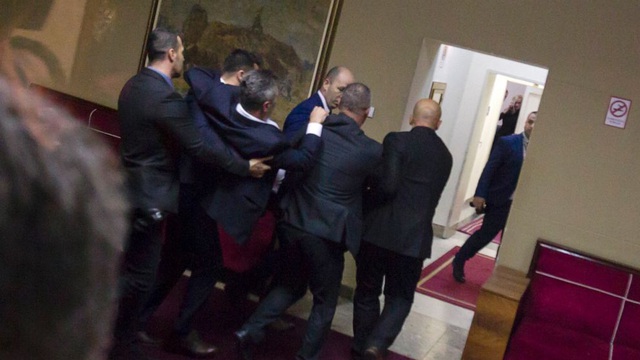 Video nghị sĩ Serbia lao vào ẩu đả dữ dội tại quốc hội