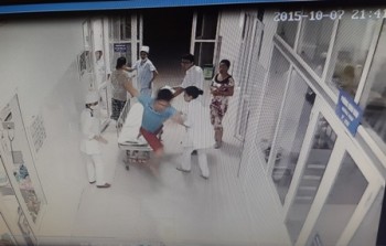Bệnh nhân nhảy khỏi cáng, tấn công bác sỹ trực cấp cứu