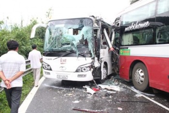 Hai xe khách tông nhau, hơn 30 hành khách may mắn thoát chết