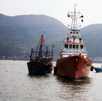 Khẩn trương đi cứu 7 ngư dân đang gặp nạn trên biển