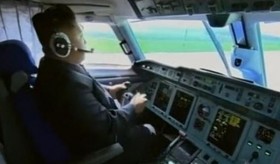 [VIDEO] Lãnh đạo Triều Tiên Kim Jong-un "trổ tài" lái máy bay