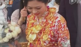 [VIDEO] Sốc với cô dâu "gồng mình" đeo 5kg vàng trong ngày cưới