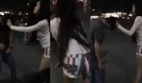 [VIDEO] Chàng trai đi xe tay ga bị gái đánh tơi tả