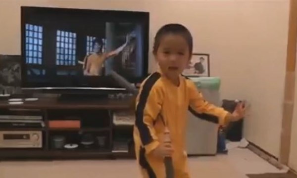 Cậu bé 4 tuổi múa côn điêu luyện như Lý Tiểu Long
