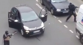 [VIDEO] Khoảnh khắc các tay súng tẩu thoát sau khi xả súng 12 người chết ở Pháp
