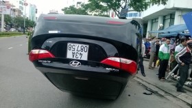[VIDEO] Tai nạn hy hữu, ô tô lật ngửa giữa phố ở Đà Nẵng