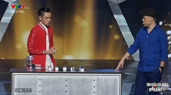 [VIDEO] Hãi hùng thí sinh Vietnam's Got Talent uống nhầm axit trên sóng truyền hình trực tiếp