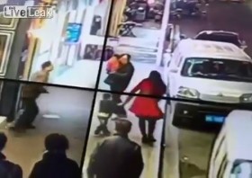 [VIDEO] Con nghiện cầm kim tiêm tấn công người đi bộ