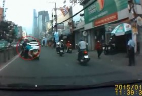 [VIDEO] Hãi hùng tên cướp giật dây chuyền "táo tợn" gần trung tâm Sài Gòn