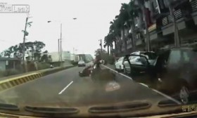 [VIDEO] Mở cửa xe "bất cẩn", 2 người gặp tai nạn thảm khốc