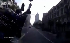 [VIDEO] Sốc với ôtô "điên" tông liên tiếp 2 người qua đường