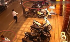 [VIDEO] Đánh lừa bảo vệ, trộm xe máy chỉ trong 8 giây ở TP HCM