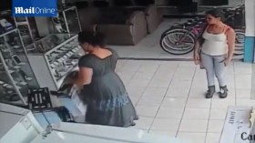 [VIDEO] Ngỡ ngàng với người phụ nữ "thản nhiên" ăn cắp tivi giấu dưới váy