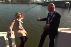 [VIDEO] Nữ MC "phi thân" xuống sông khi đang dẫn chương trình truyền hình