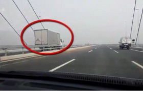 [VIDEO] "Hung thần" xe tải liều lĩnh chạy ngược chiều tốc độ cao trên cầu Nhật Tân