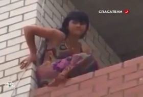 [VIDEO] Kịch tính màn giải cứu cô gái trẻ nhảy lầu tự tử