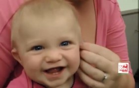 [VIDEO] Xúc động giây phút bé khiếm thính lần đầu nghe thấy tiếng mẹ