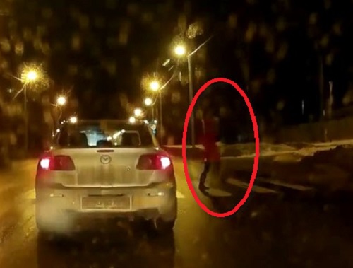 [VIDEO] Kinh hoàng cô gái 19 tuổi bị ô tô tông văng xa 10m
