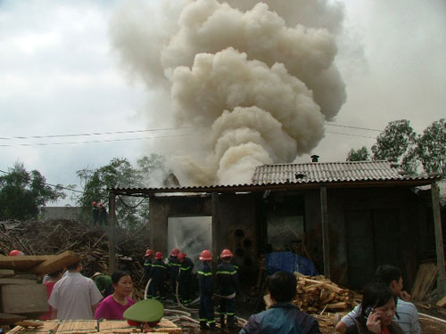 Quảng Bình:  Giữa trưa “bà hỏa” viếng thăm xưởng thiết bị giáo dục