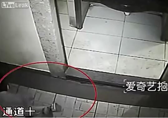[VIDEO] Thiếu nữ bị xâm hại ngay trước cửa nhà vệ sinh