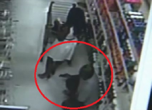 [VIDEO] Bắt quả tang người đàn ông quay trộm thiếu phụ váy ngắn