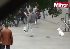 [VIDEO] Buồn vì thẻ đỏ, Cristiano Ronaldo giả "người vô gia cư" đi xin... bạc cắc
