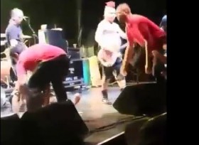 [VIDEO] Ca sĩ thẳng tay đánh "fan cuồng" ngay trên sân khấu