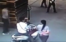 [VIDEO] Thiếu nữ "ngứa tay" vặn ga, nam thanh niên ngã nhào ra đường