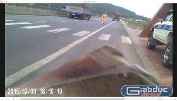 Xuất hiện clip CSGT Hà Tĩnh nhận sổ có... 'kẹp tiền' từ lái xe