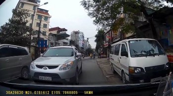 [VIDEO] Hyundai lấn làn vẫn hùng hổ dọa nạt xe khác