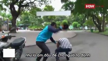 [VIDEO] Kỹ năng phản đòn khi bị tấn công bằng mũ bảo hiểm