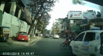 [VIDEO] Thanh niên suýt mất mạng vì cắt mặt ô tô ở Hà Nội