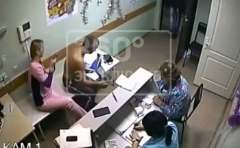 [VIDEO] Đụng chạm nữ y tá, bệnh nhân bị đánh tử vong
