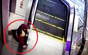 [VIDEO] Nỗ lực giải cứu bé trai mắc kẹt vào thang cuốn