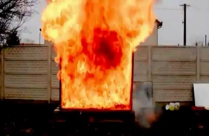 [VIDEO] Xem bình chữa cháy mini dập lửa trong thực tế