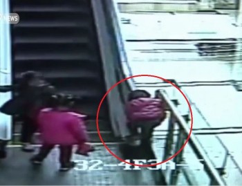 [VIDEO] Bé gái 3 tuổi tử vong do nghịch thang cuốn
