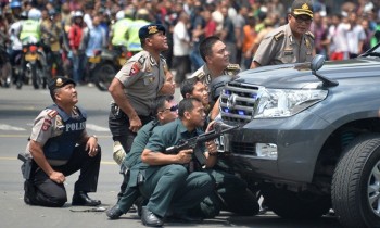 [TRỰC TIẾP] Hiện trường đấu súng, đánh bom liên hoàn ở Jakarta, Indonesia