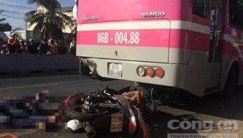 Xe buýt dừng đột ngột, 2 người đi xe máy chết thảm