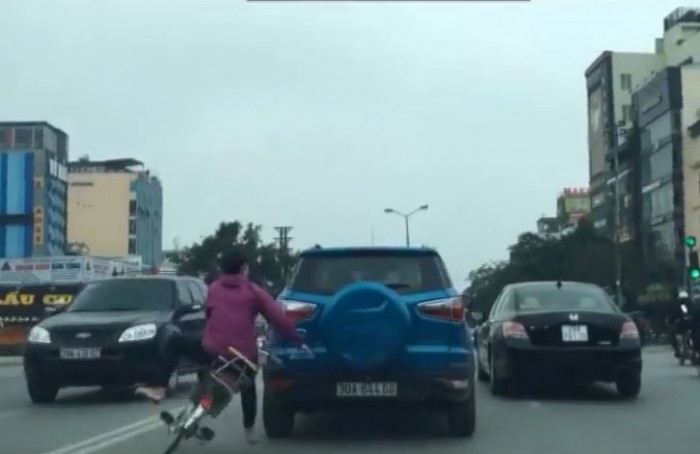 [VIDEO] Đi xe đạp sai làn, người phụ nữ ngã trước đầu ô tô