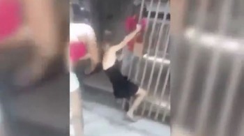 [VIDEO] Vợ đánh ghen, ném bồ của chồng xuống ao