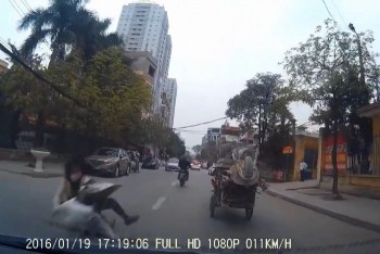 [VIDEO] Xe đạp điện mất lái, thiếu nữ lao vào đầu ô tô