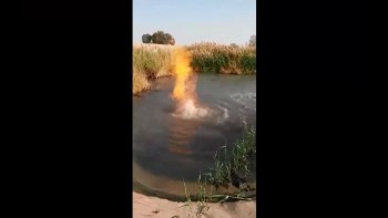 [VIDEO] Hồ nước phát hỏa thoát khí lạ