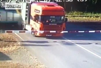 [VIDEO] Tàu hỏa đâm nát xe tải