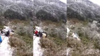 [VIDEO] Tài xế lao khỏi ô tô tuột dốc ở Cao Bằng