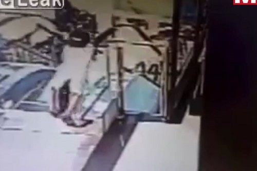 [VIDEO] Bé gái bị thang máy cuốn đi, cả siêu thị 