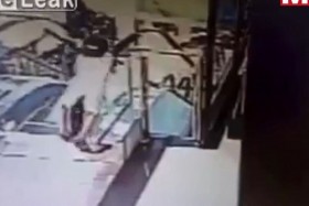 [VIDEO] Bé gái bị thang máy cuốn đi, cả siêu thị "hốt hoảng"