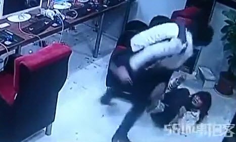[VIDEO] Lôi bạn gái vào quán Net, cầm dao dọa giết