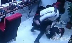 [VIDEO] Lôi bạn gái vào quán Net rồi cầm dao dọa giết