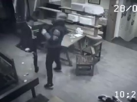 [VIDEO] Cô gái bất bình "đánh gục" 3 gã côn đồ trong quán ăn